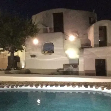 Stunning Windmill House 빌라 Emporio (Santorini)